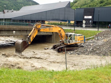 Una excavadora trabaja en el cauce del río Garona 