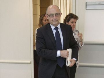 El ministro de Hacienda, Cristóbal Montoro, a su llegada al Senado