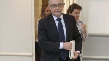 El ministro de Hacienda, Cristóbal Montoro, a su llegada al Senado