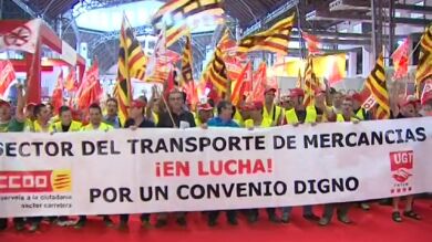 Trabajadores del transporte de mercancías boicotean un acto de la ministra de Fomento
