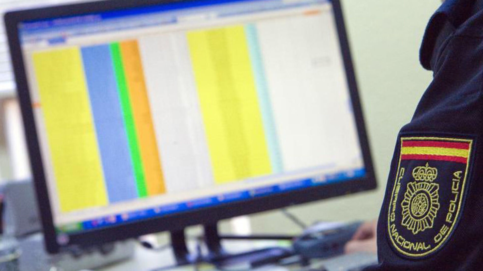 Un miembro del Grupo de Delitos Telem&aacute;ticos de la Polic&iacute;a Nacional