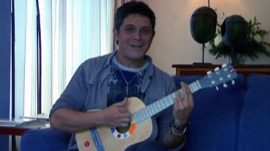 Casi 50 artistas tocan instrumentos de juguete en una campaña solidaria