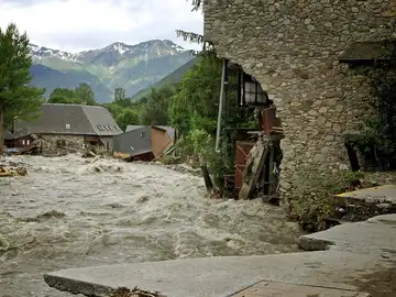 Rio Garona a su paso por Artíes Rio Garona a su paso por Artíes