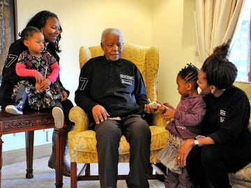 Presidente sudafricano Nelson Mandela, el centro, con los miembros de la familia