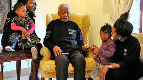 Presidente sudafricano Nelson Mandela, el centro, con los miembros de la familia Presidente sudafricano Nelson Mandela, el centro, con los miembros de la familia