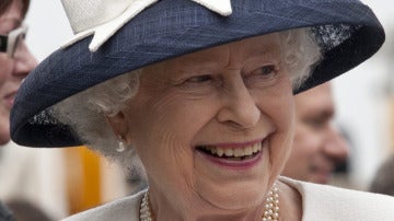 Isabel II sonríe durante un Walkabout después de una flota internacional en 2010