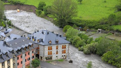 Vista de algunas viviendas en la parte alta de Benasque