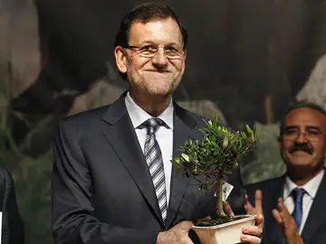 Mariano Rajoy recibe un bonsái en un acto con la Asociación de Jóvenes Agricultores Mariano Rajoy recibe un bonsái en un acto con la Asociación de Jóvenes Agricultores