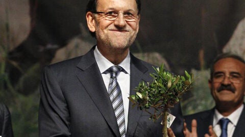 Mariano Rajoy recibe un bons&aacute;i en un acto con la Asociaci&oacute;n de J&oacute;venes Agricultores