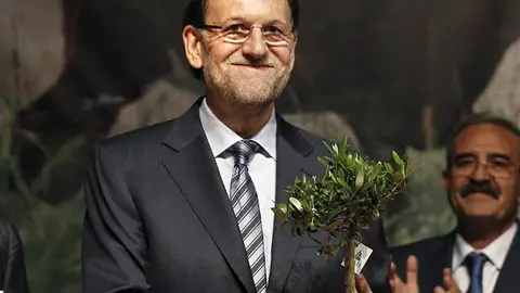 Mariano Rajoy recibe un bonsái en un acto con la Asociación de Jóvenes Agricultores Mariano Rajoy recibe un bonsái en un acto con la Asociación de Jóvenes Agricultores