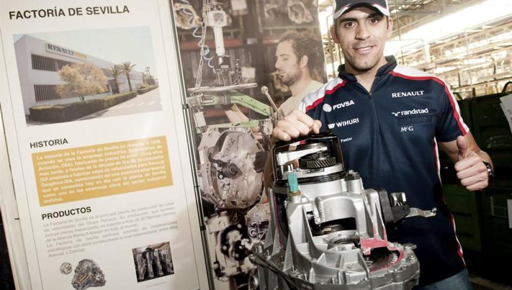 Pastor Maldonado durante su visita a la Factor&iacute;a Renault de Sevilla.