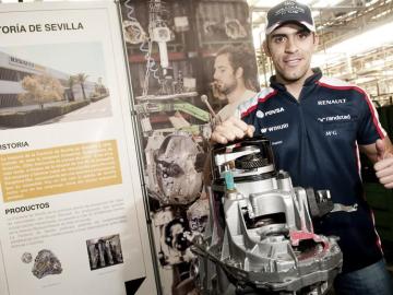 Pastor Maldonado durante su visita a la Factoría Renault de Sevilla.