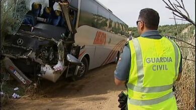 Un accidente entre un autobús y un camión deja 20 heridos