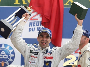 Marc Gené celebra su triunfo en las 24 Horas de Le Mans en 2009