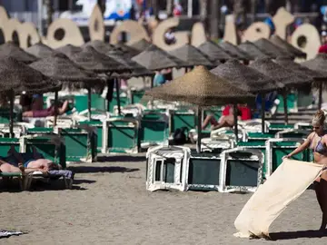 Una mujer disfruta del buen tiempo en la Malagueta. Una mujer disfruta del buen tiempo en la Malagueta.