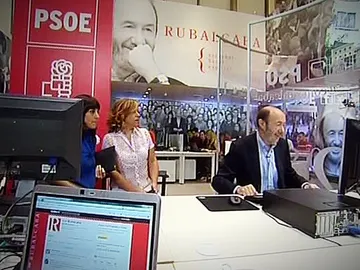 Rubalcaba se comunica con sus seguidores a través de Twitter Rubalcaba se comunica con sus seguidores a través de Twitter