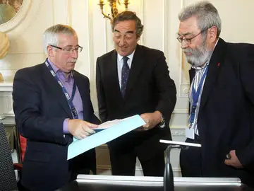 Juan Rosell junto a Ignacio Fernández Toxo y Candido Méndez tras el seminario Juan Rosell junto a Ignacio Fernández Toxo y Candido Méndez tras el seminario