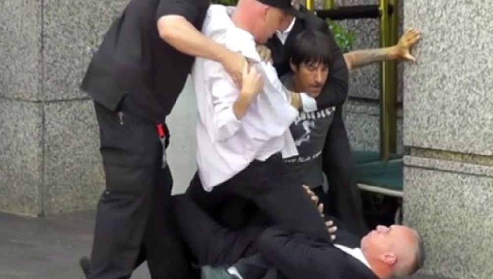 Anthony Kiedis se pelea con un guardaespaldas de los Rolling Stones a la entrada de un hotel
