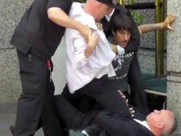 Anthony Kiedis se pelea con un guardaespaldas de los Rolling Stones a la entrada de un hotel