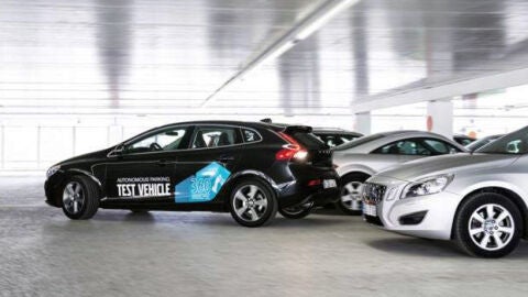 Volvo desarrolla un sistema con el que el coche busca sitio y aparca por s&iacute; mismo
