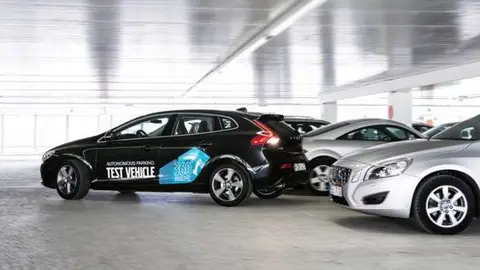 Volvo desarrolla un sistema con el que el coche busca sitio y aparca por sí mismo Volvo desarrolla un sistema con el que el coche busca sitio y aparca por sí mismo