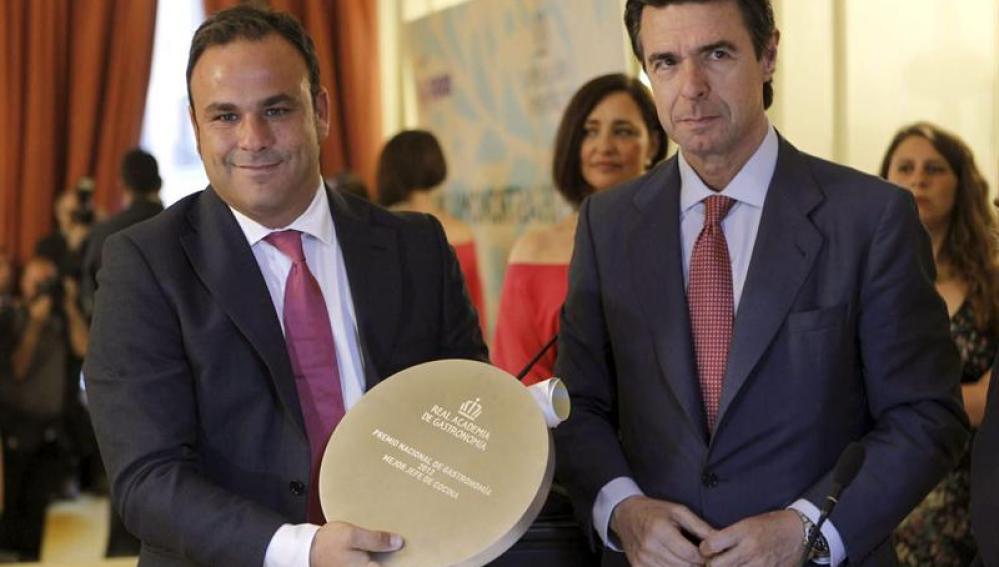 El ministro de Industria, Energía y Turismo, José Manuel López Soria, posa junto a Ángel León