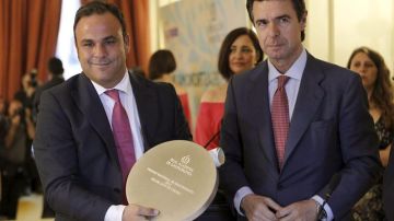 El ministro de Industria, Energía y Turismo, José Manuel López Soria, posa junto a Ángel León