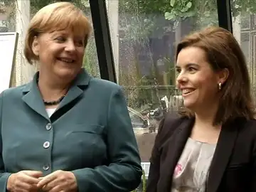 La canciller alemana Angela Merkel hablando con la vicepresidenta del Gobierno español, Soraya Sáenz de Santamaría La canciller alemana Angela Merkel hablando con la vicepresidenta del Gobierno español, Soraya Sáenz de Santamaría