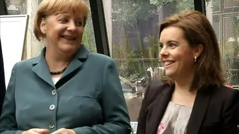 La canciller alemana Angela Merkel hablando con la vicepresidenta del Gobierno español, Soraya Sáenz de Santamaría La canciller alemana Angela Merkel hablando con la vicepresidenta del Gobierno español, Soraya Sáenz de Santamaría