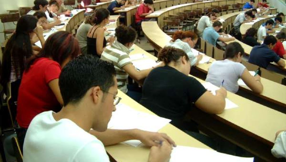 Estudiantes en un examen