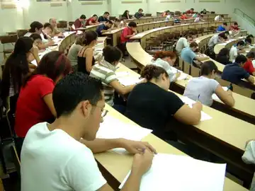 Estudiantes en un examen Estudiantes en un examen
