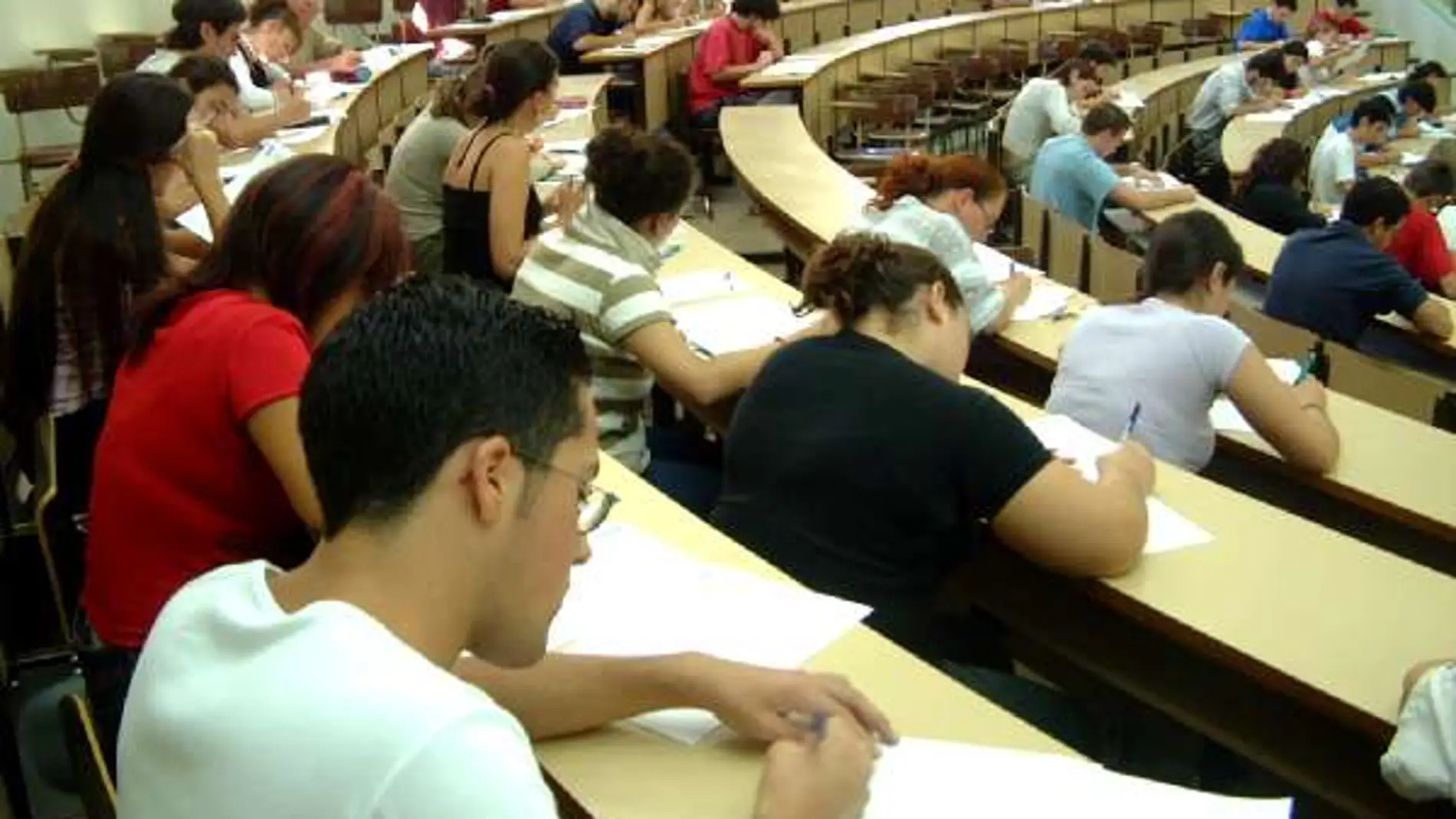 Estudiantes en un examen Estudiantes en un examen