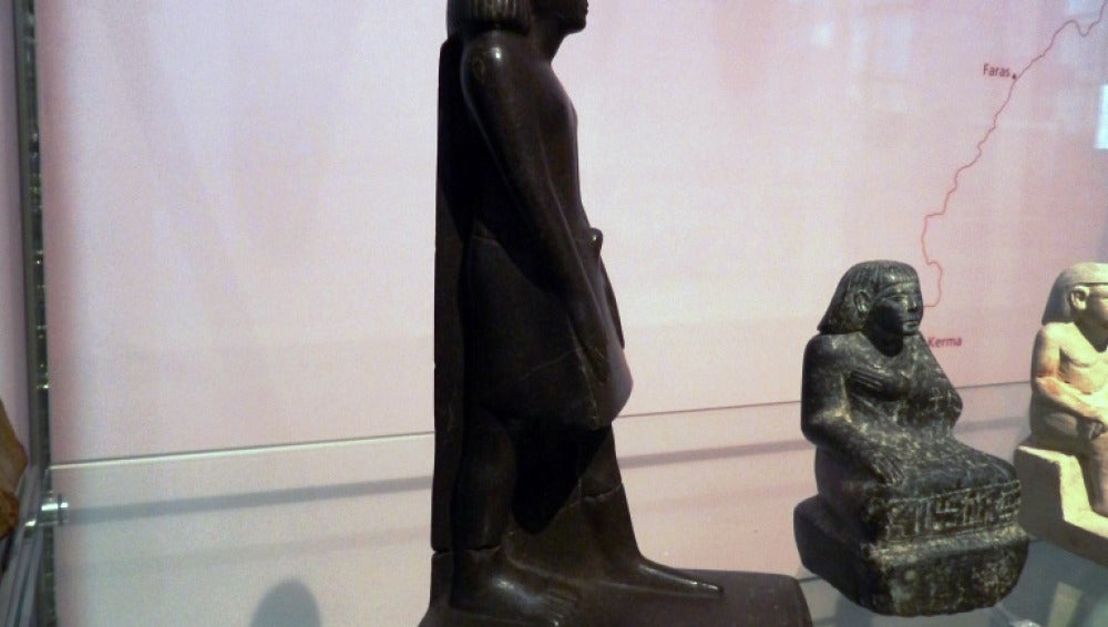 Desconcierto en el Museo de Manchester por una antigua estatua egipcia que gira sola sobre sí misma