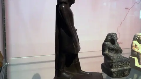 Desconcierto en el Museo de Manchester por una antigua estatua egipcia que gira sola sobre sí misma Desconcierto en el Museo de Manchester por una antigua estatua egipcia que gira sola sobre sí misma