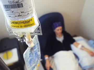 Imagen de arhico de una paciente recibiendo un tratamiento con quimioterapia Imagen de arhico de una paciente recibiendo un tratamiento con quimioterapia