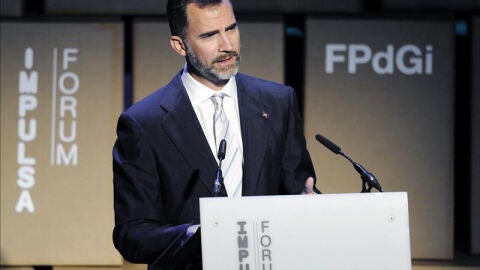 El pr&iacute;ncipe Felipe pronuncia unas palabras durante la entrega de los premios de la Fundaci&oacute;n Pr&iacute;ncipe de Girona