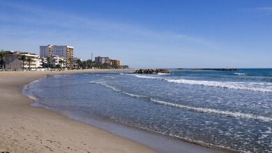Miles de personas comienzan sus vacaciones con buen tiempo en las playas