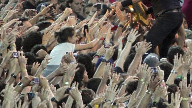 Bruce Springsteen inunda de rock and roll un abarrotado Molinón