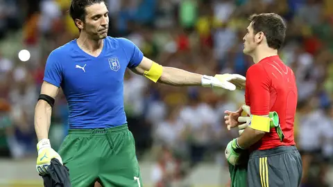 Casillas se saluda con Buffon tras la tanda Casillas se saluda con Buffon tras la tanda
