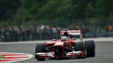 Rosberg manda en los Libres 2 de la fría pista de Silverstone con Alonso décimo