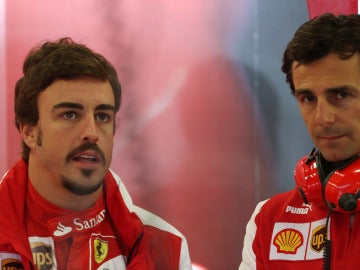 Alonso junto a Pedro de la Rosa, en el box de Ferrari