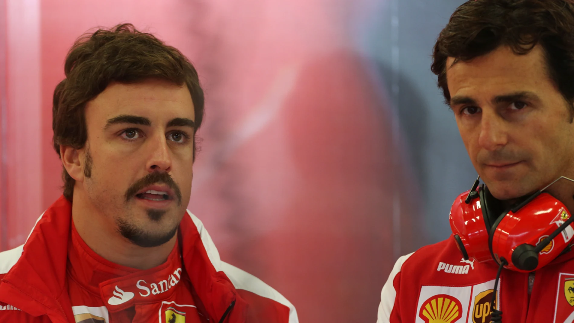 Alonso junto a Pedro de la Rosa, en el box de Ferrari
