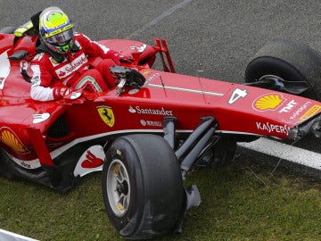Massa sale de su accidentado Ferrari