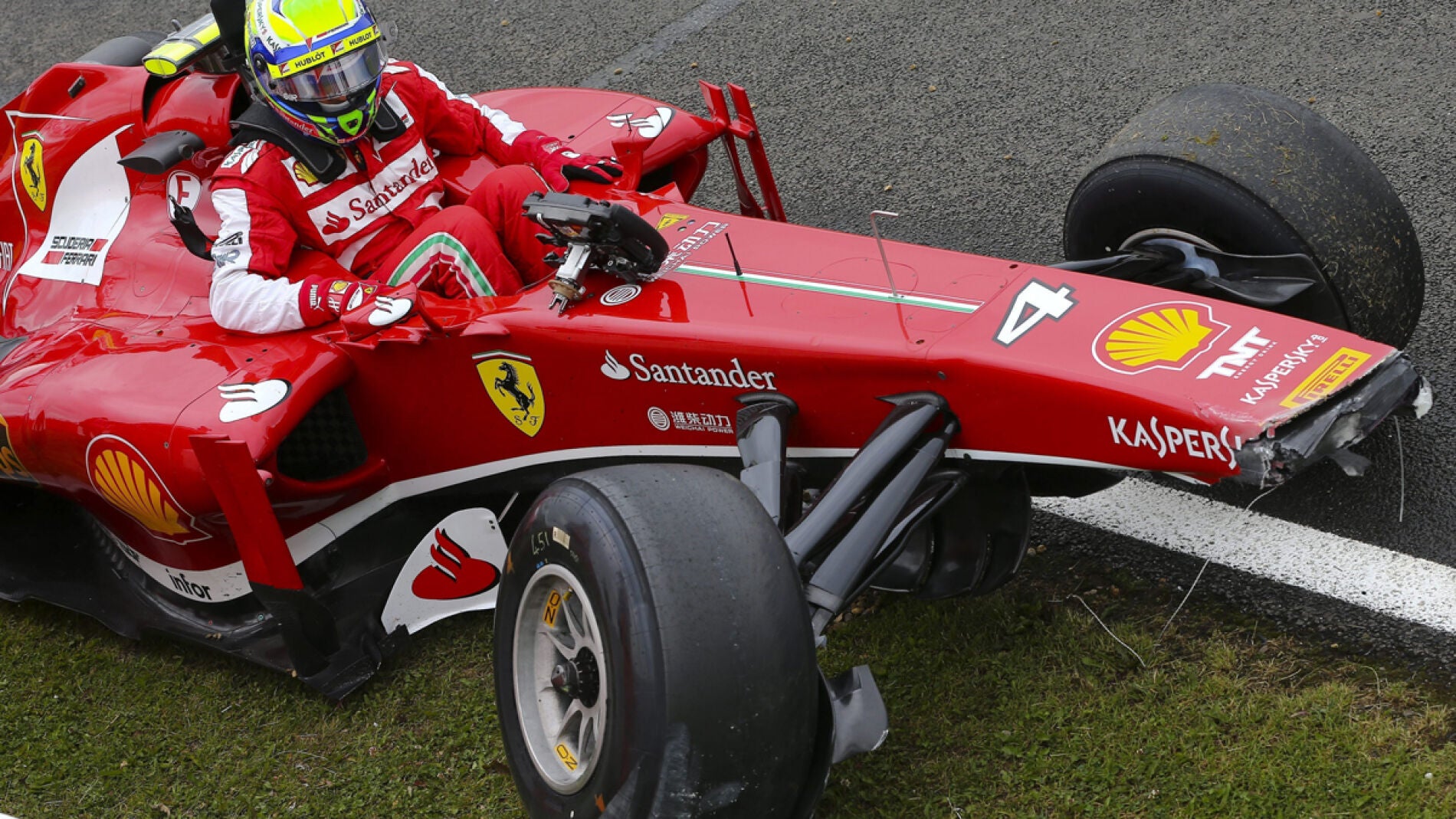 Massa sale de su accidentado Ferrari