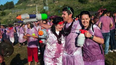  La Batalla del Vino de Haro pone a 'luchar' con cubos y bidones a sus 9.000 asistentes