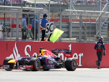 Vettel deja el RB9 tirado en la pista