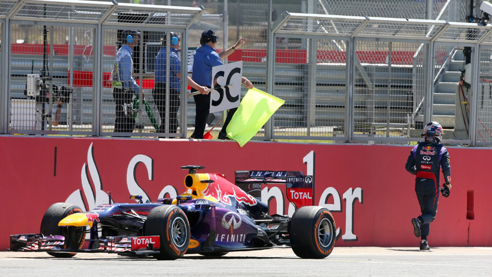 Vettel deja el RB9 tirado en la pista
