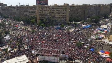 Decenas de miles de personas en la Plaza Tahrir de El Cairo