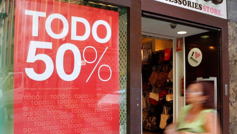 Escaparate anunciando las rebajas de verano.