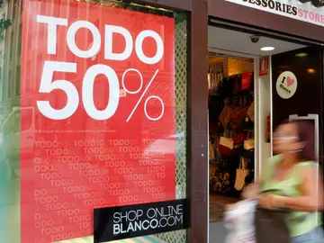 Escaparate anunciando las rebajas de verano. Escaparate anunciando las rebajas de verano.